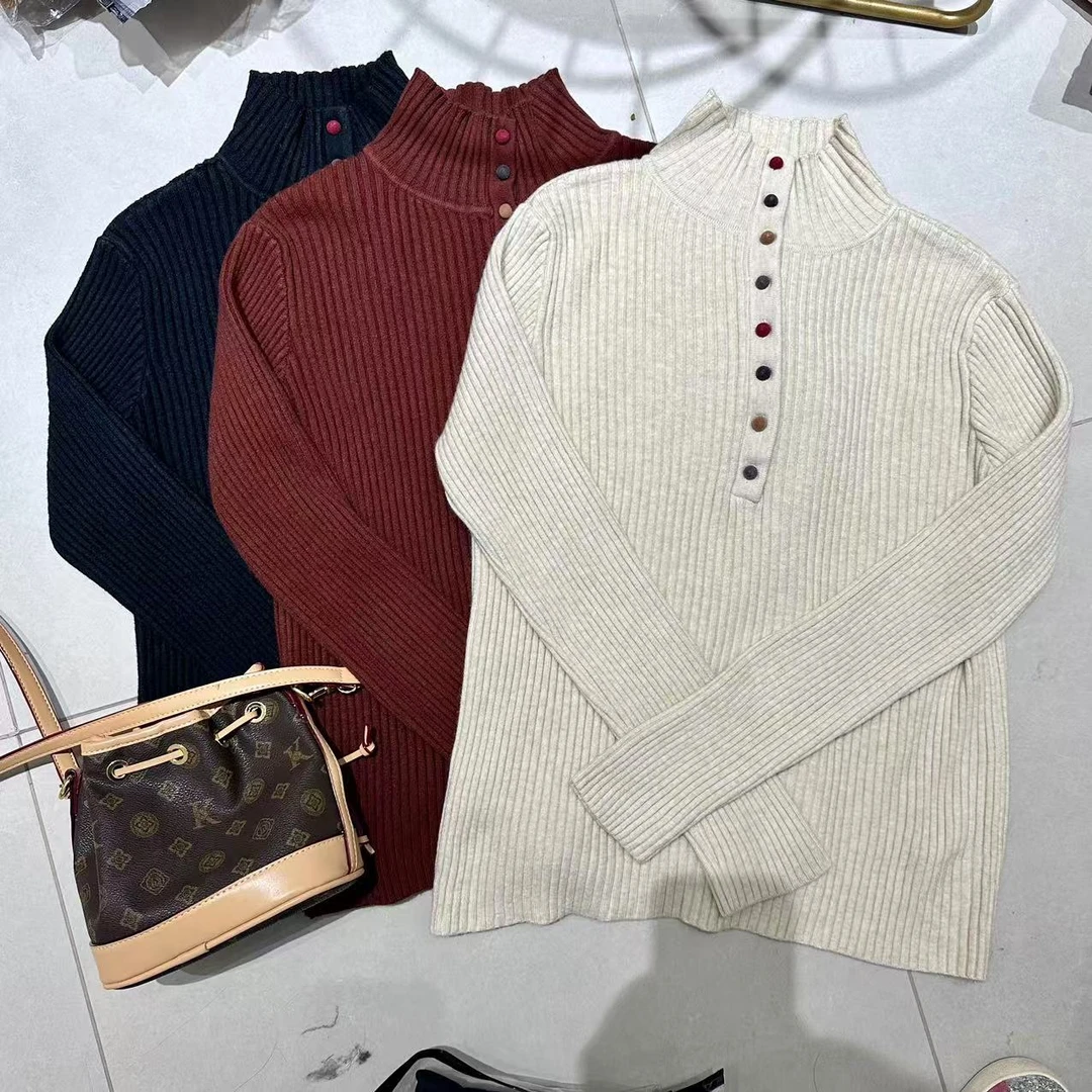 【三懿服饰】2024新款针织设计感彩扣半高领毛衣-622