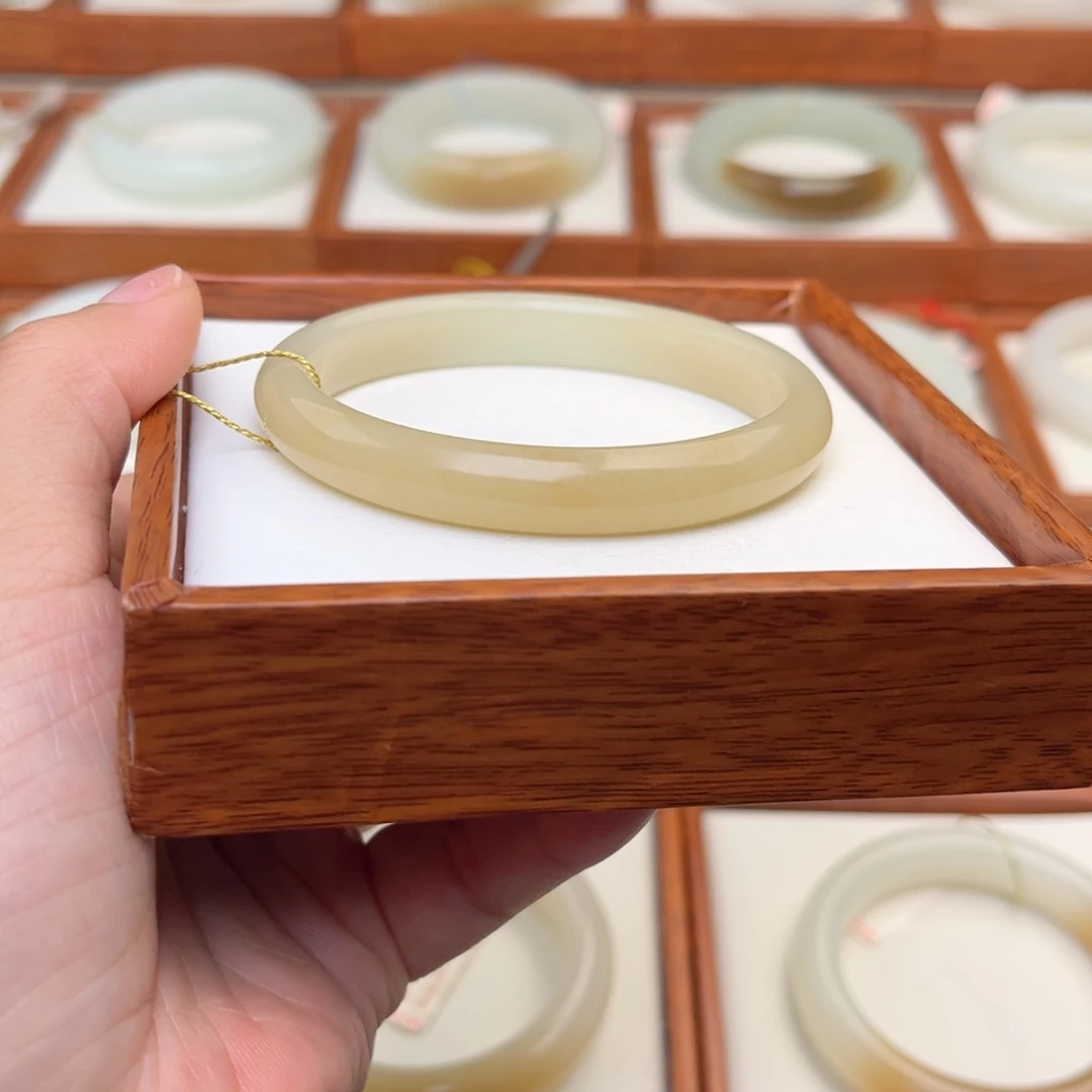 和田玉手镯未镶嵌52.6