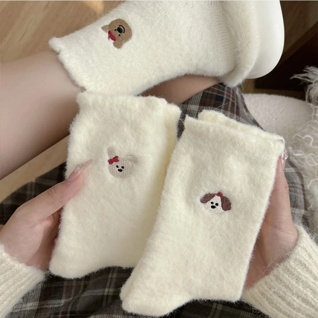 冬季加厚白色袜子女学院风毛绒绒保暖中筒袜家居地板袜长筒袜qswz