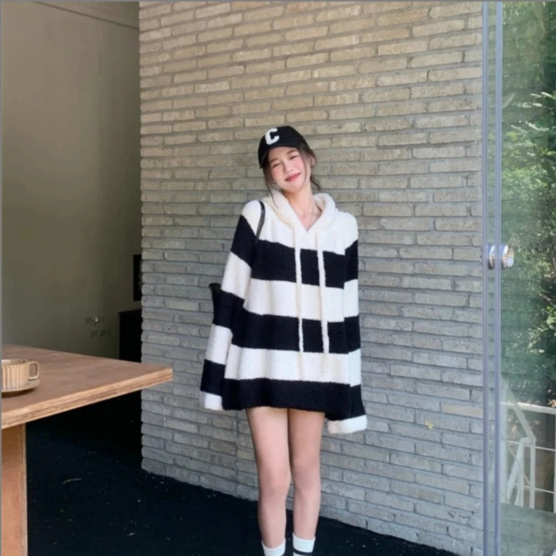 新款秋冬慵懒风韩版黑白条纹连帽套头长款毛衣