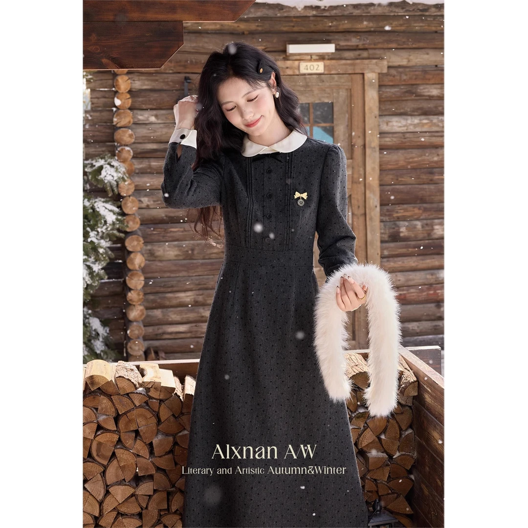 鹿向南《MIU风少女》2024秋冬新款设计感收腰显瘦连衣裙女L52355