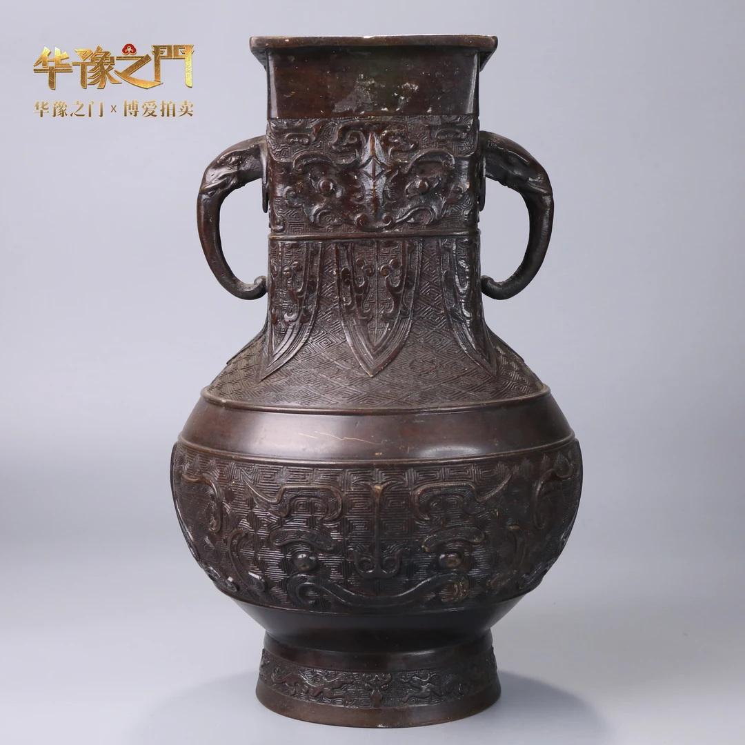 lot323清代仿古饕餮纹方形铜瓶