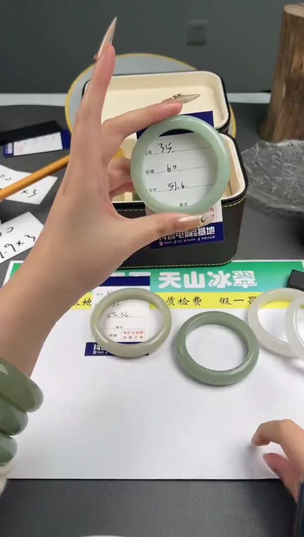 【闪购商品】石英质玉手镯未镶嵌天山翠