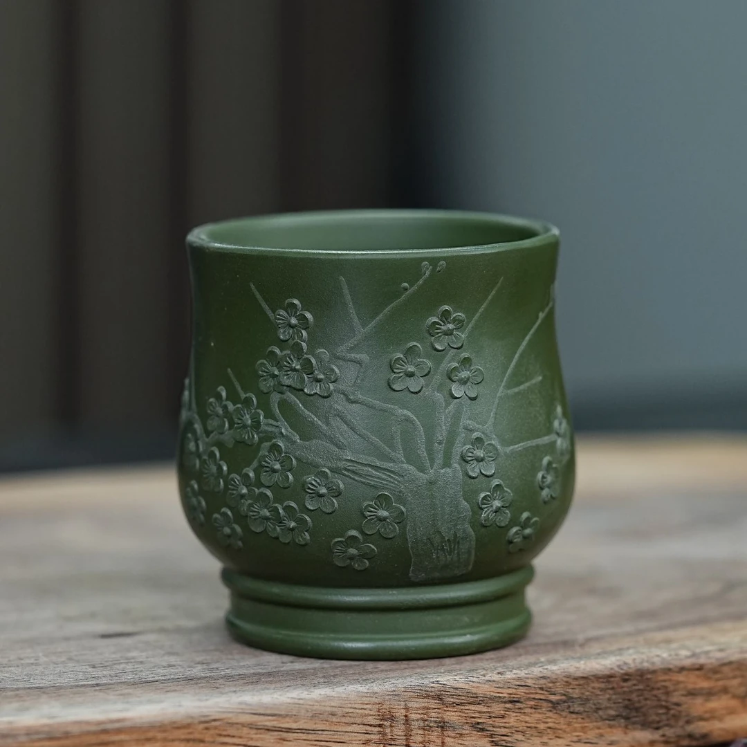 宜兴紫砂茶具绿泥全手工堆绘梅花主人杯手握杯闻香品茗女士杯075