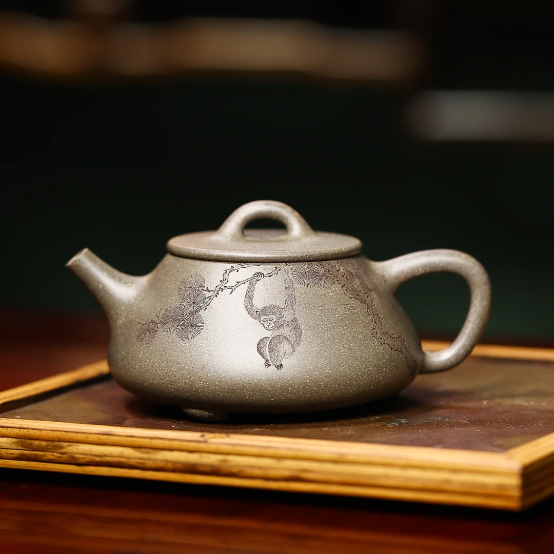 【匋斋-系列优选青段匋瓢一式松猴】刻绘小容量牛盖高端紫砂壶