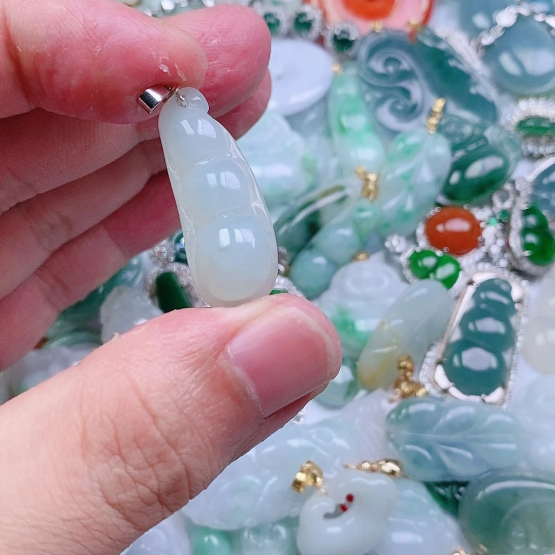 翡翠颈饰未镶嵌纯天然