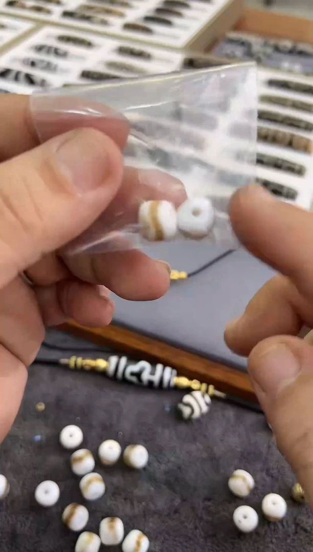 【闪购商品】玛瑙/玉髓虎牙未镶嵌一对