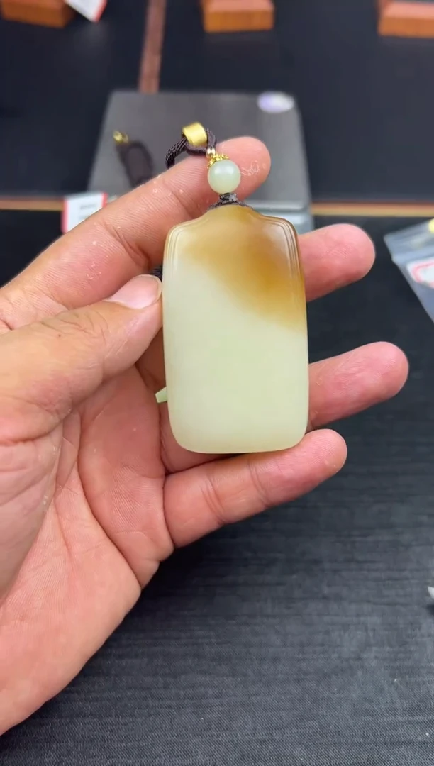 【闪购商品】和田玉吊坠(赠链)未镶嵌且末金山微色差