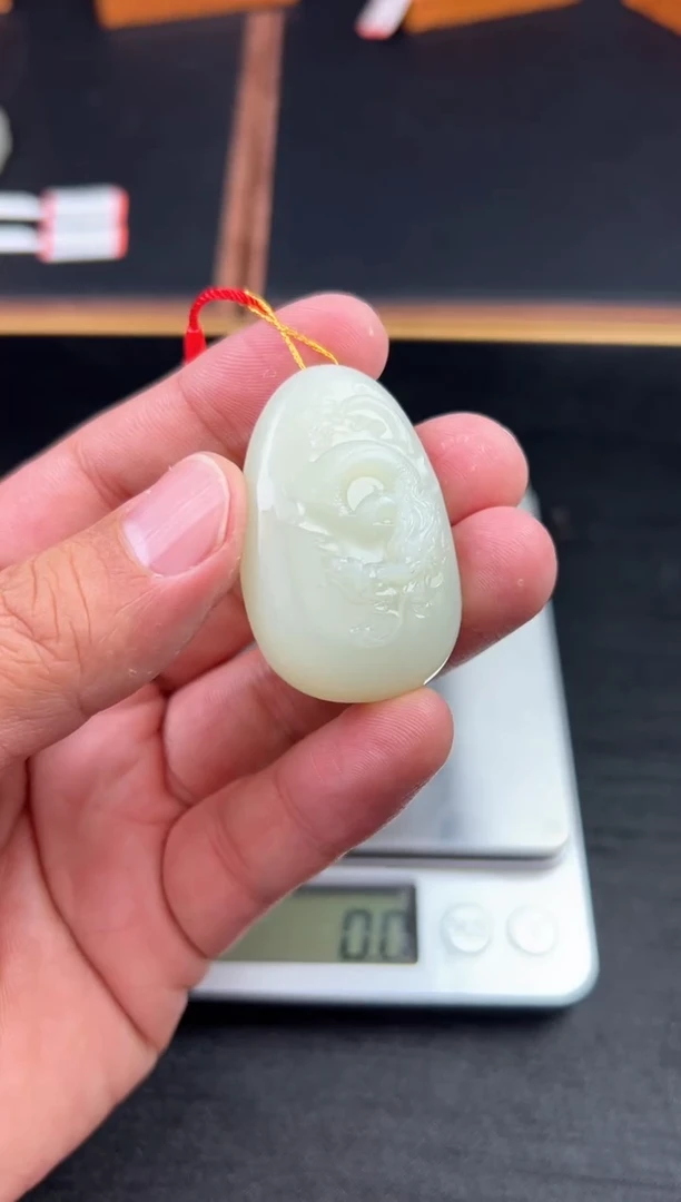 【闪购商品】和田玉吊坠(赠链)未镶嵌且末微色差迪克兰一细