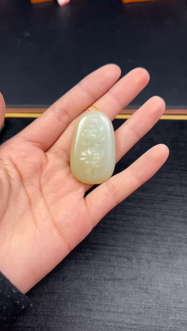【闪购商品】和田玉吊坠(赠链)未镶嵌且末微色差