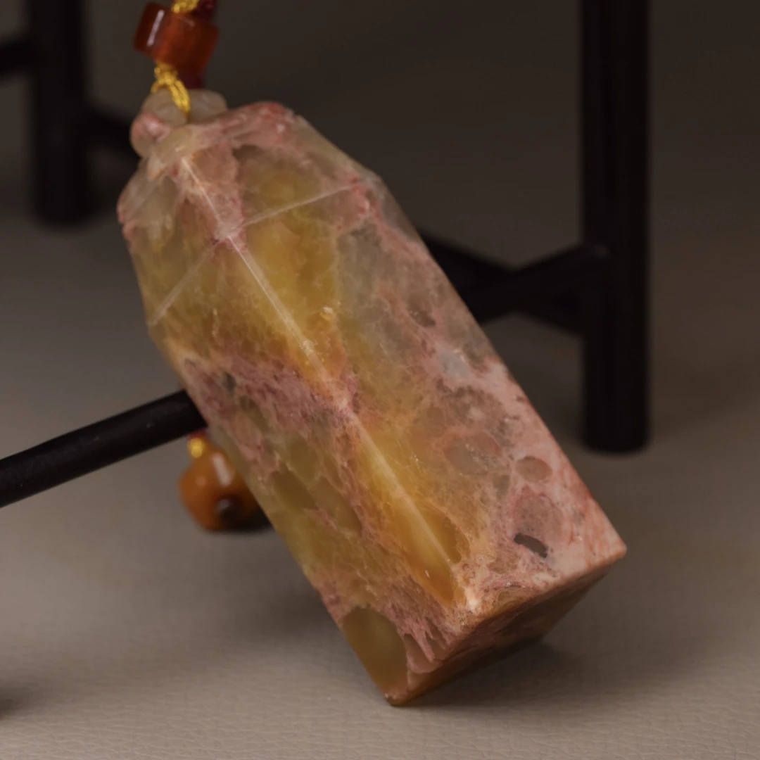 寿山石 大山晶石 如意钮章 尺寸2.3*2.1*7.2cm