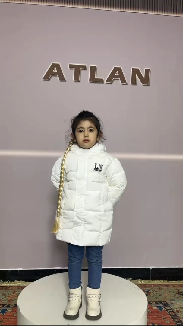 可爱的小宝宝们的冬季白色连帽棉服