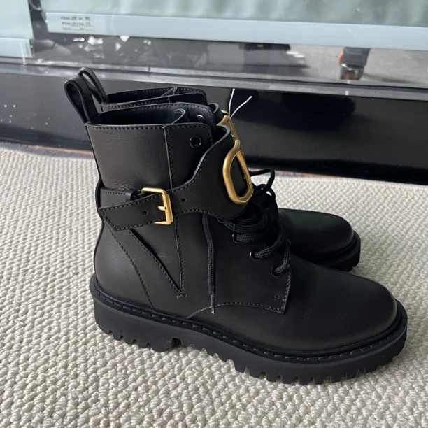 Valentino  黑色短靴子  平底鞋  99新  35.5码  A1184