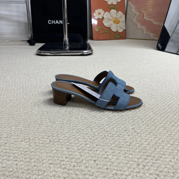 Hermes  蓝色，高跟凉鞋  99新  35码  A1213