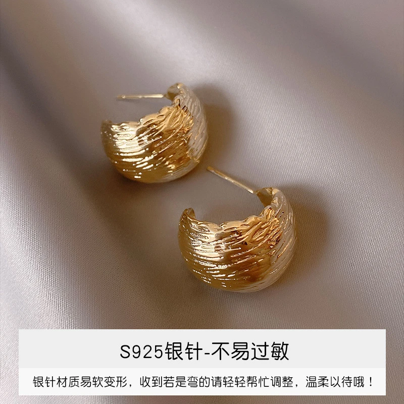 2023新款港风宽面半弯耳环时尚高级感轻奢耳饰