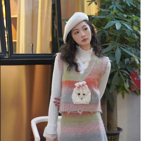 两三事马卡龙弥散秋冬宽松甜美减龄原创撞色V领手工公仔毛衣套装