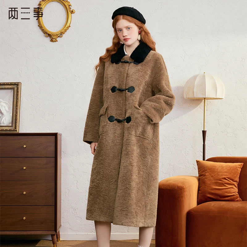 两三事温情颂歌2024冬季新款拼色翻领皮毛一体牛角扣外套女中长款