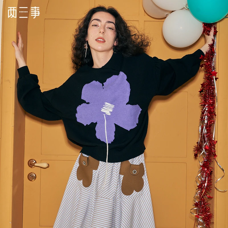 两三事馨花盛放2022秋新款文艺风花朵贴布绣不对称翻领毛衣女宽松