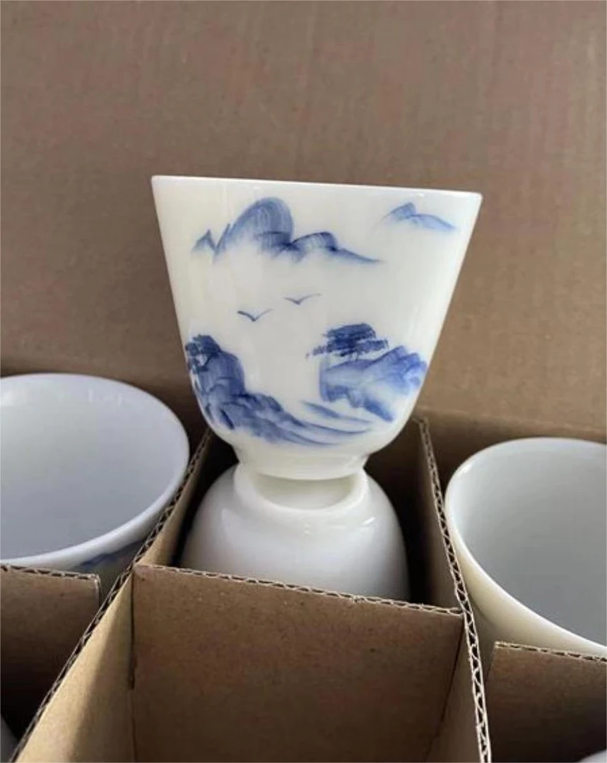 手工青花陶瓷杯子
