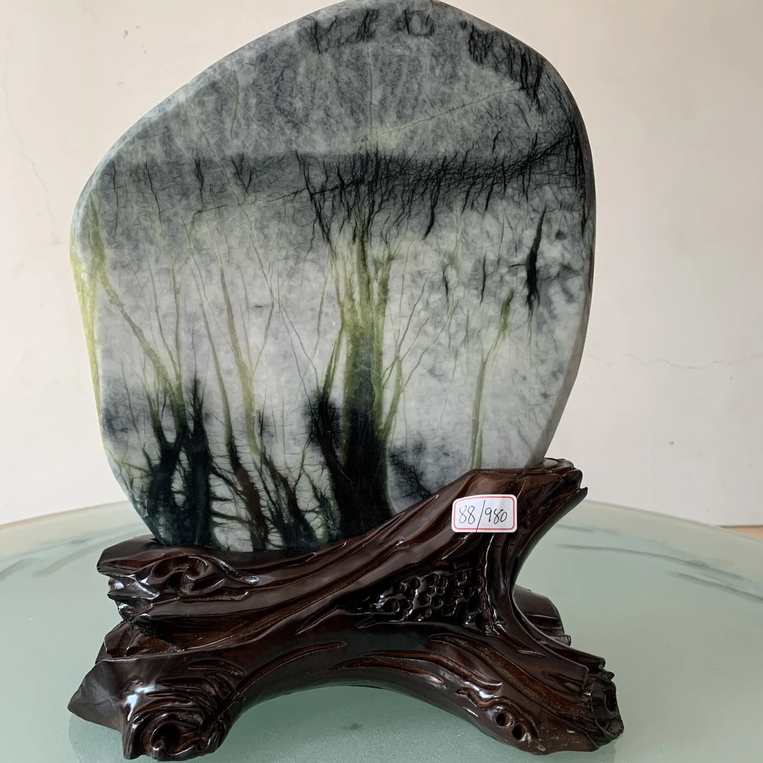 88.玉树石摆件，27.5厘米，长21厘米，厚1.8厘米，带底座的尺寸。