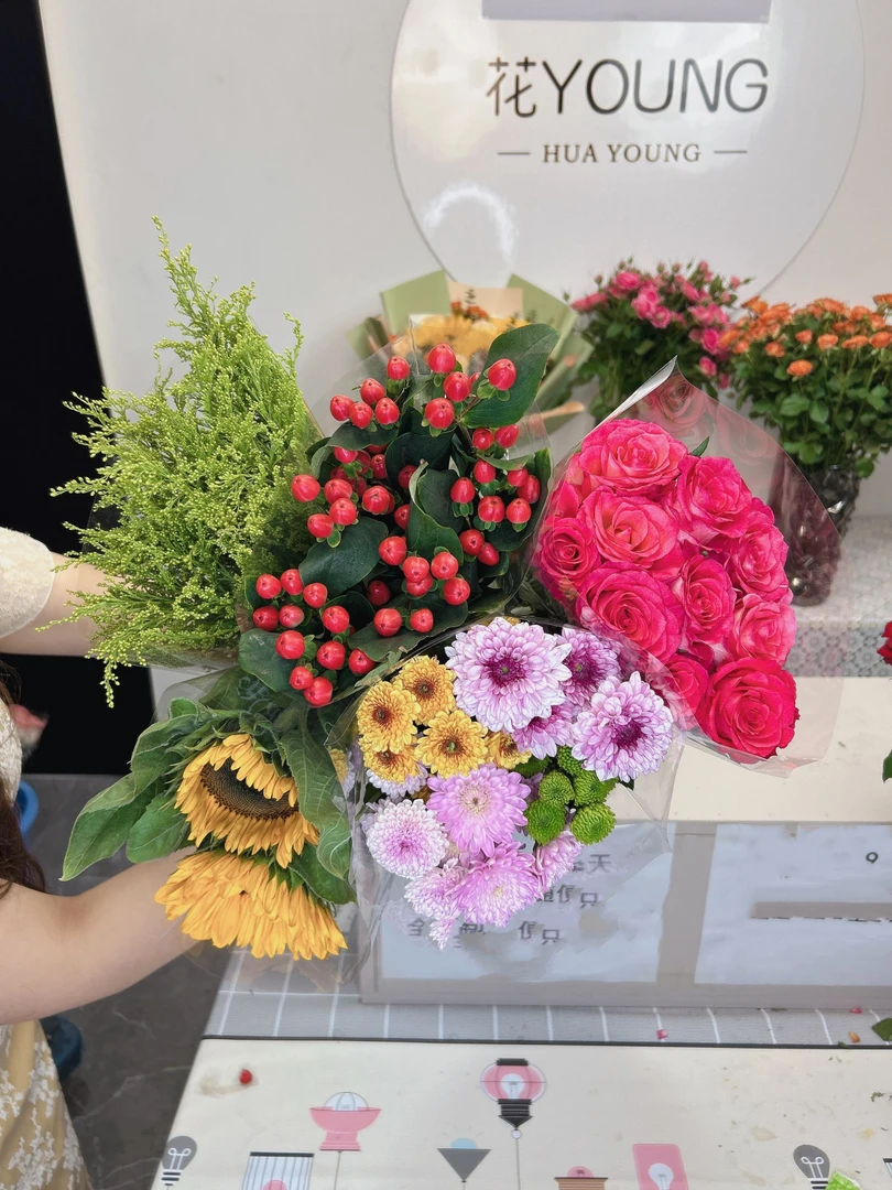 新品玫瑰10支+拼色小菊5支+向日葵2支++红豆+黄莺+花瓶+保鲜剂