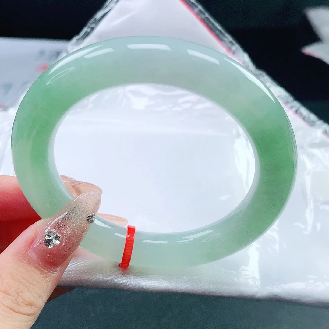 翡翠手镯未镶嵌54圈