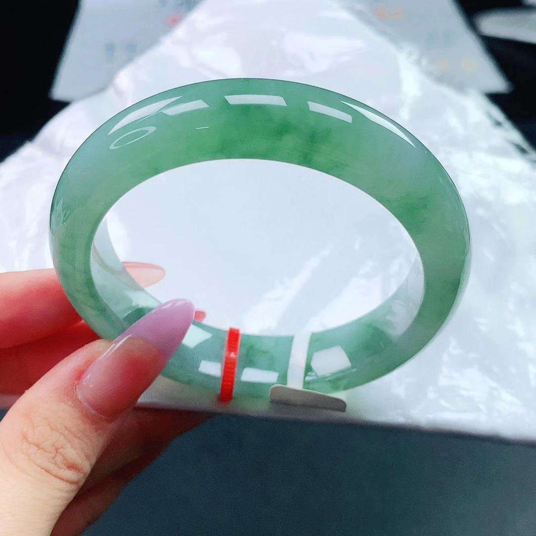 翡翠手镯未镶嵌55圈