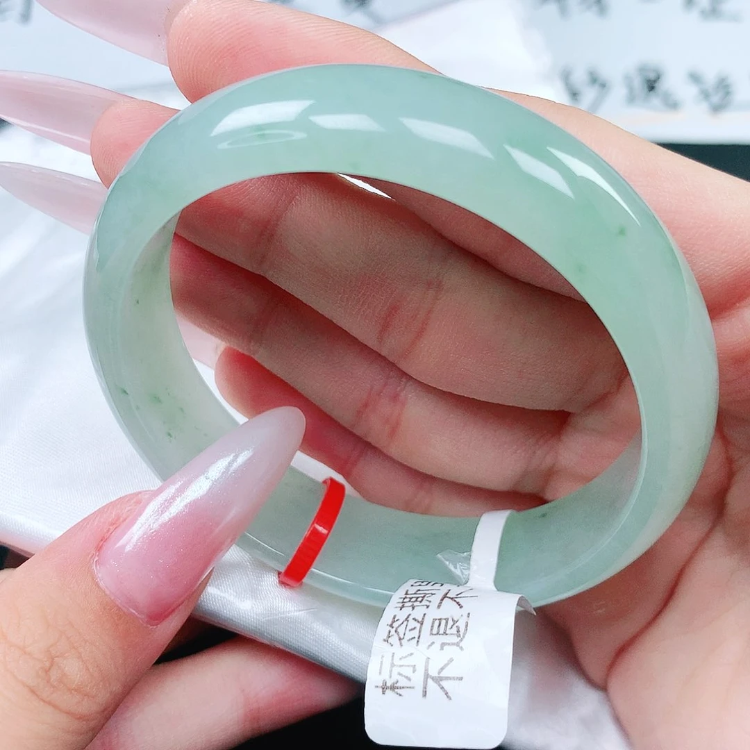 翡翠手镯未镶嵌55圈