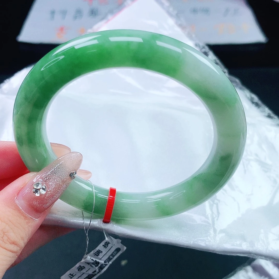 翡翠手镯未镶嵌54圈