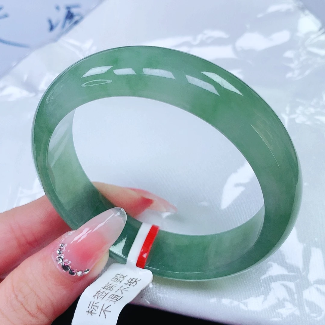 翡翠手镯未镶嵌56圈