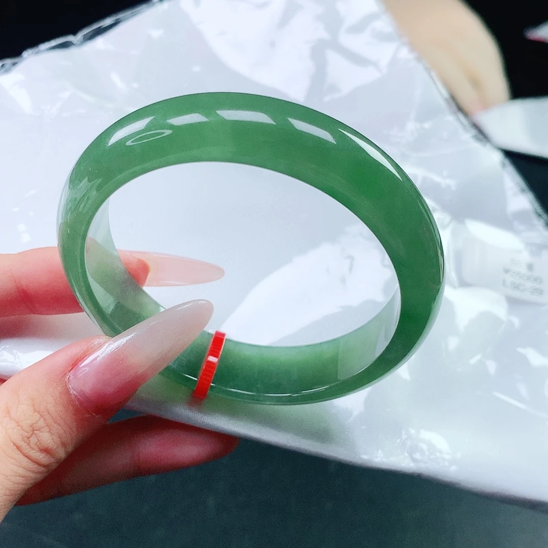 翡翠手镯未镶嵌55圈