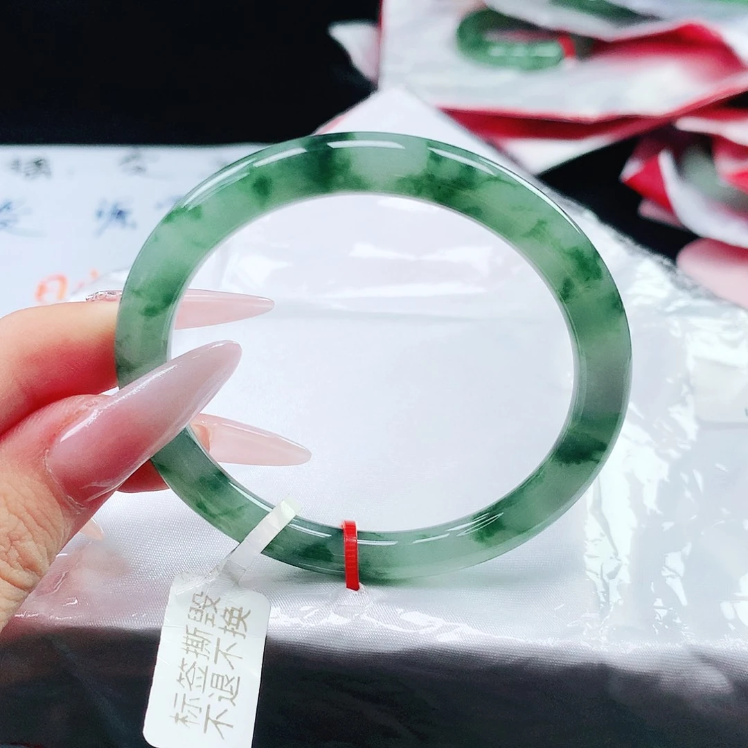 翡翠手镯未镶嵌54圈