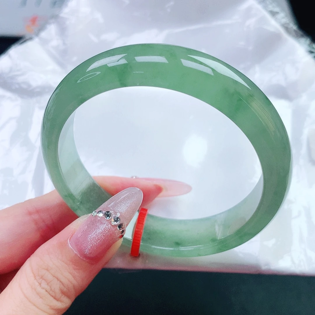 翡翠手镯未镶嵌55圈