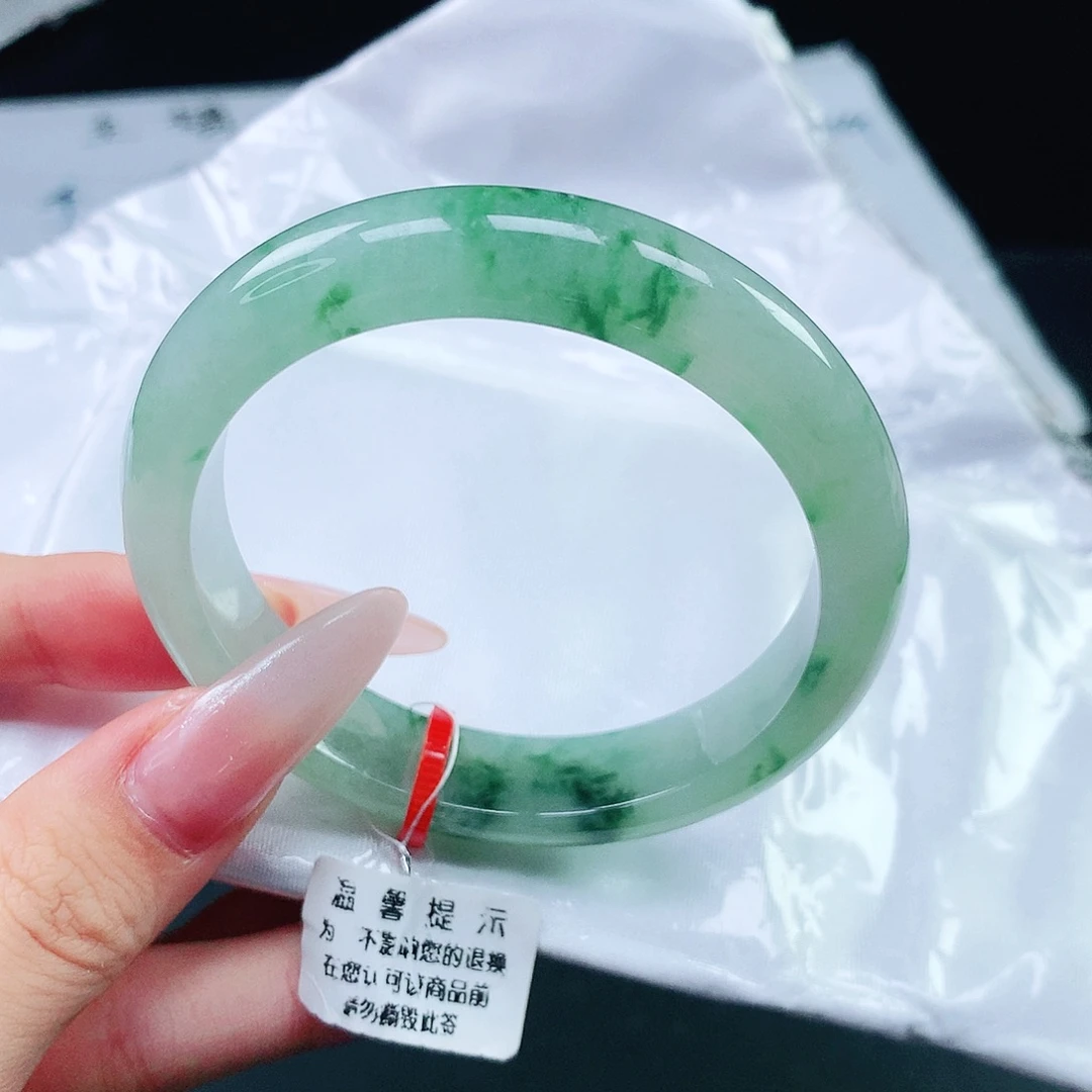 翡翠手镯未镶嵌54圈
