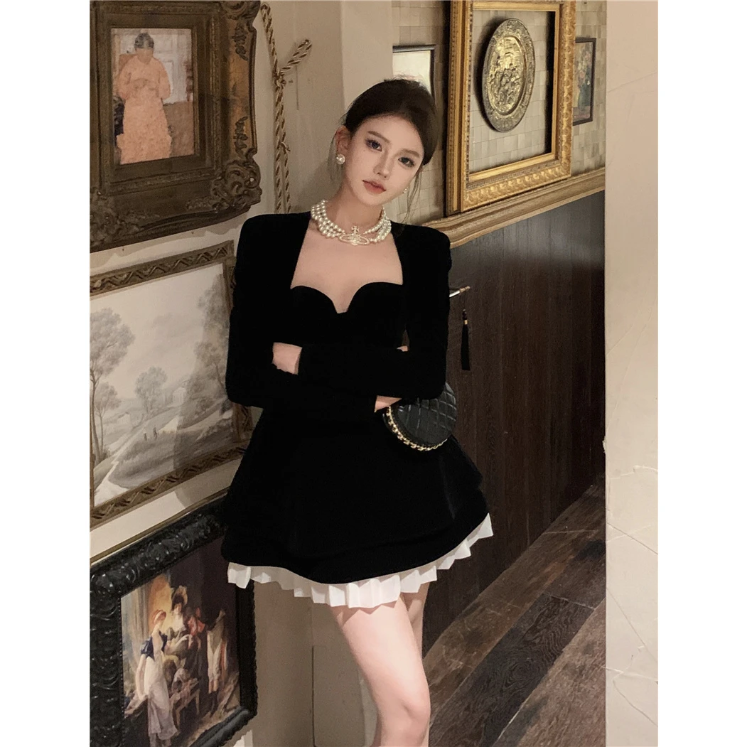 收腰小黑裙法式复古丝绒连衣裙秋冬季赫本风晚礼服高级感女装气质