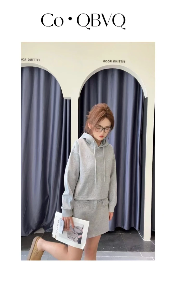 QBVQCOCO定制|秋季上新运动时尚女士连帽设计师短裙卫衣套装