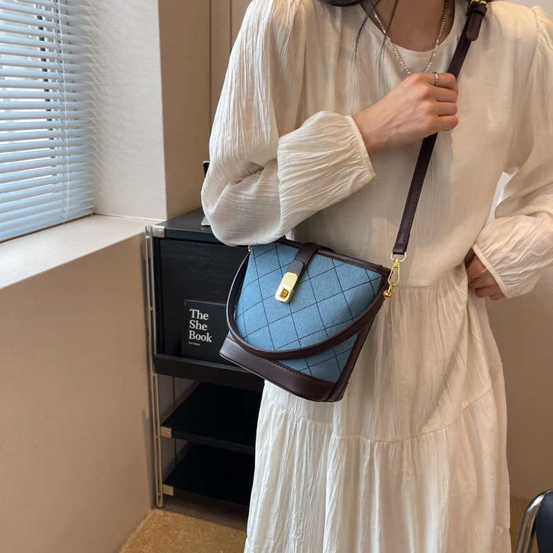 今年潮流牛仔布撞色手提拎水桶包包女2023新款跨境格纹单肩斜挎包