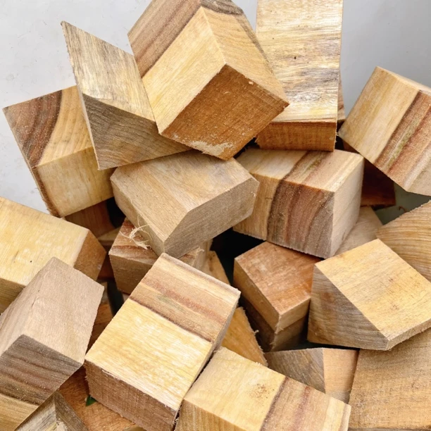 纯天然香樟木木条木块边角料铺地板衣橱衣柜驱虫防霉方形木垫圆形