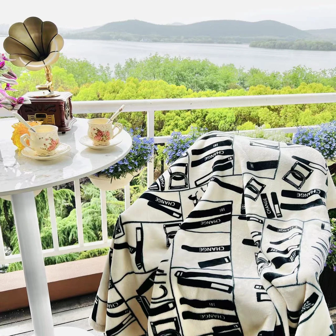 小号涂鸦轻奢风毛毯