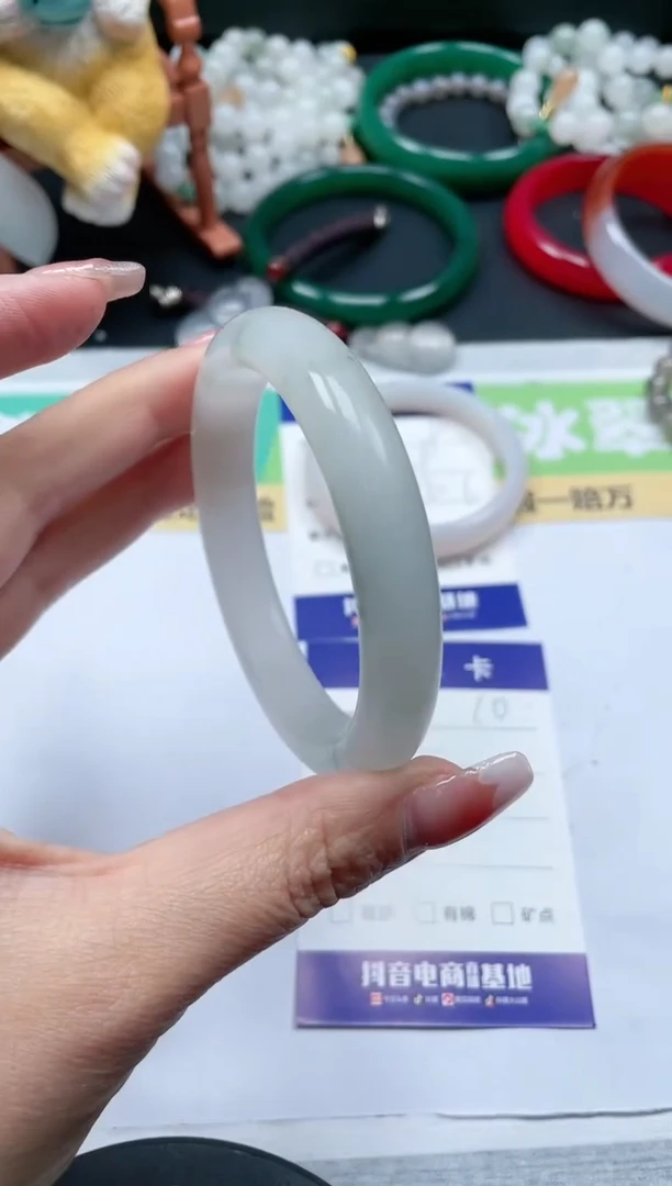 【闪购商品】石英质玉手镯未镶嵌10/57.4