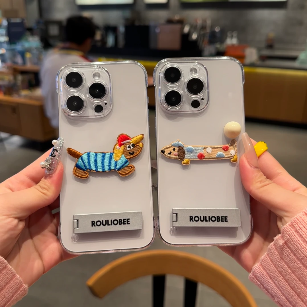 无边框刺绣小狗适用苹果15手机壳iphone13/14promax情侣12支架16