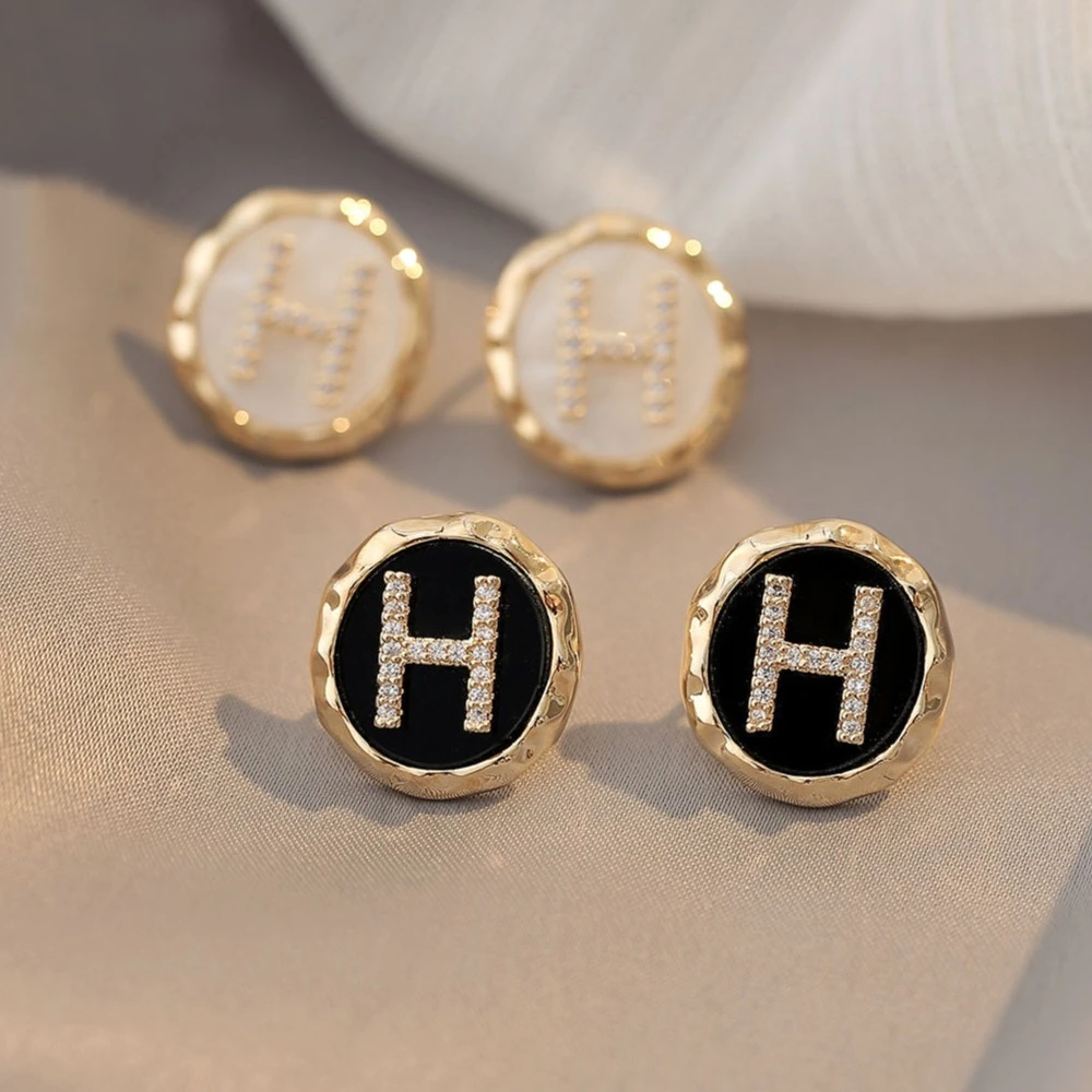 合金耳饰 百搭气质法式小香风字母耳钉女精致经典小众设计感耳环