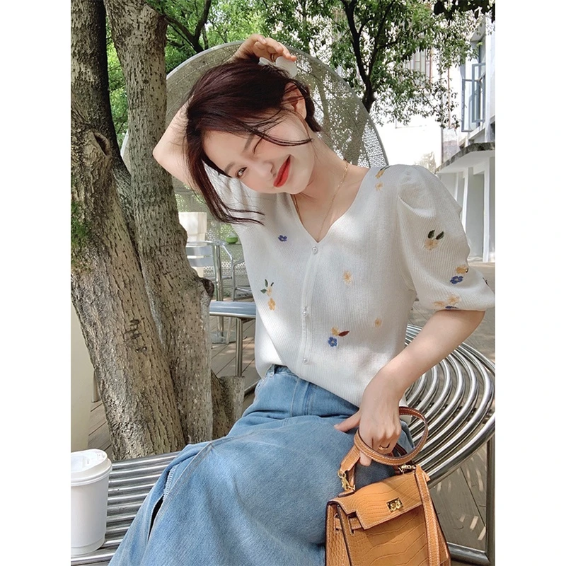 白色小香风v领针织衫女夏季冰丝刺绣碎花短袖t恤设计感别致上衣薄