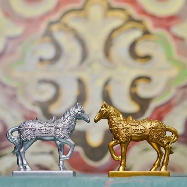 汽车摆件马，金色，银色 两种款新疆包邮