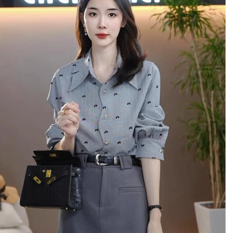 气质蝴蝶结印花衬衫女秋季高级别致新款衬衣初入职场穿搭灰上衣