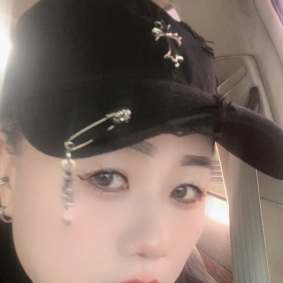 网红款时尚复古水钻十字架破洞棒球帽子女透气百搭显瘦磨破鸭舌帽