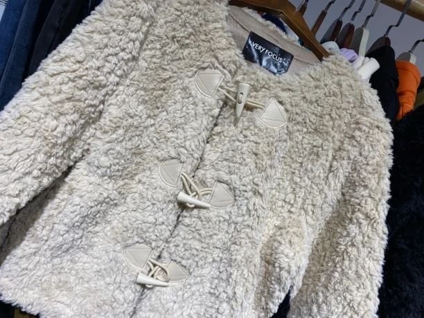 2024新款年款皮毛一体外套时尚