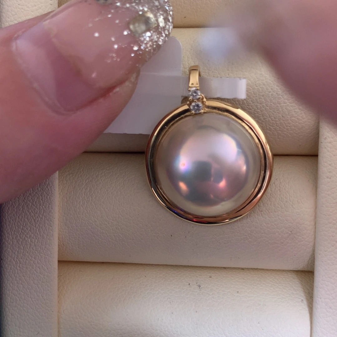 拼合珍珠（马贝珠）颈饰18K金镶嵌