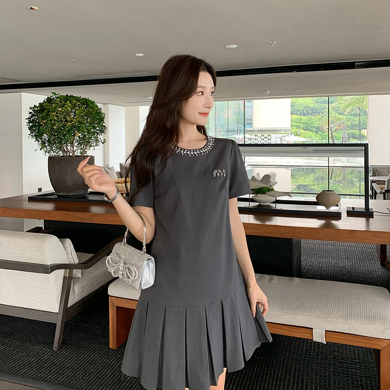 [奢姿轻奢系列]钉珠百褶连衣裙大码女装夏季新款胖妹妹圆领裙子