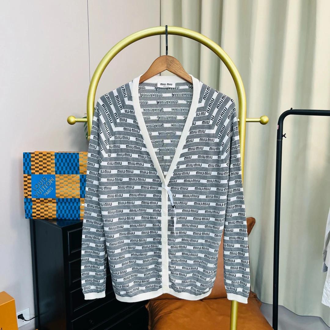 miumiu/缪缪黑白满印弹幕针织开衫36码99新无配件